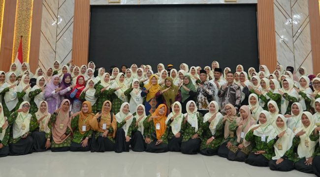 Bupati Siak Afni Zulkifli bersama guru Raudhatul Athfal yang mengikuti pelatihan. (Foto: ist)