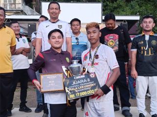 Ketua DPRD Kepulauan Anambas, Rian Kurniawan, serahkan piala kepada pemenang Piala Leo Unnoky 2026. 