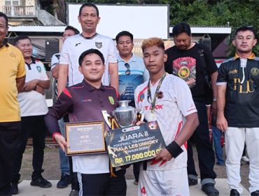 Ketua DPRD Kepulauan Anambas, Rian Kurniawan, serahkan piala kepada pemenang Piala Leo Unnoky 2026. 