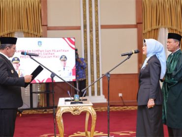 Gubernur Kepulauan Riau, H Ansar Ahmad melantik Misni, SKM., M.Si. sebagai Sekda definitif Provinsi Kepulauan Riau di Gedung Daerah. (Foto: Diskominfo Kepri)