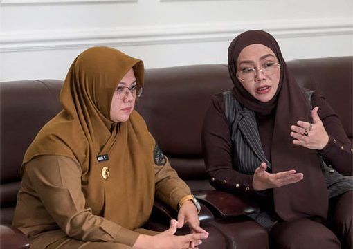 Bupati Afni dan Anggota DPR RI Iyet Bustami. (Foto: ist)