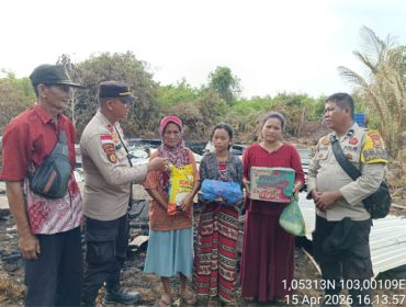 Foto Wakapolsek Rangsang, Ipda Dongan M. Manalu, bersama Bhabinkamtibmas Desa Tanjung Kedabu, Aipda Daniel User menyerahkan Sembako kepada Korban 