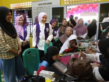 Ketua Tim Pembina Posyandu Kabupaten Bintan, Hafizha Rahmadhani Putri, tinjau layanan posyandu. (Foto: ist)