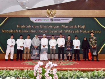 Foto bersama  selesai gelar praktik dan bimbingan manasik haji bagi nasabah jemaah calon haji. (Foto: BRKS) 
