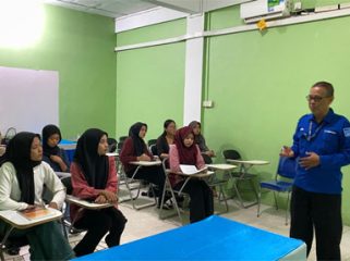 Program beasiswa yang disalurkan kepada mahasiswa STIE Cakrawala Karimun. (Foto: ist)