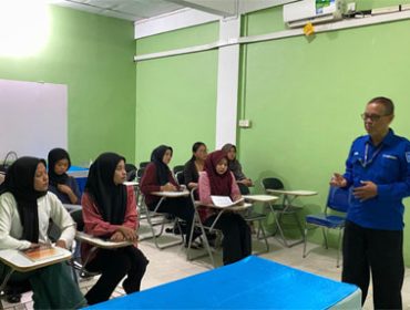 Program beasiswa yang disalurkan kepada mahasiswa STIE Cakrawala Karimun. (Foto: ist)