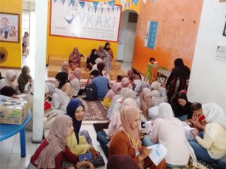 Suasana kegiatan Topi Harapan saat anak-anak mengekspresikan diri melalui aktivitas mewarnai di YKAKI Riau. (Foto: ist)