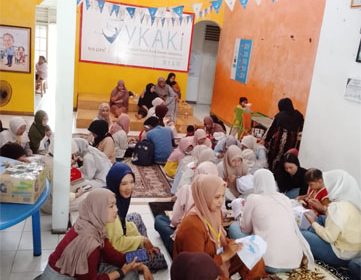 Suasana kegiatan Topi Harapan saat anak-anak mengekspresikan diri melalui aktivitas mewarnai di YKAKI Riau. (Foto: ist)