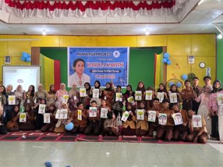 Relawan Ruang Asa Project berpose bersama usai kegiatan edukatif dan inklusif dalam rangka Hari Kartini di Pekanbaru. (Foto: ist)