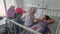 Ketua Komisi I DPRD Anambas, Hj. Tetty Tinjau Korban Dugaan Keracunan Makanan di RSUD Palmatak