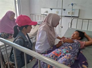 Ketua Komisi I DPRD Kabupaten Kepulauan Anambas, Hj. Tetty Hadiyati, tinjau kondisi para korban. (Foto: ist)