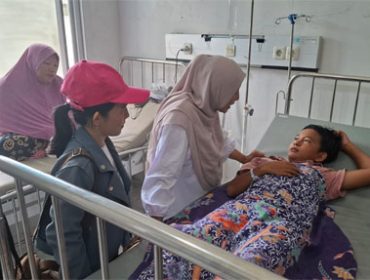 Ketua Komisi I DPRD Kabupaten Kepulauan Anambas, Hj. Tetty Hadiyati, tinjau kondisi para korban. (Foto: ist)