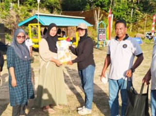 Ellisya saat serahkan door prize kepada pemenang tiket undian.