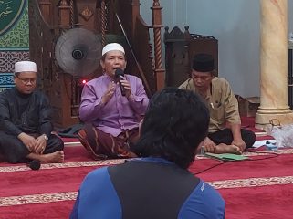 Pengurus masjid Ar-rahim Gading Marpoyan memimpin rapat kurban 1447 H.
