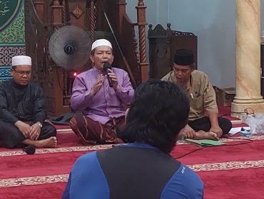 Pengurus masjid Ar-rahim Gading Marpoyan memimpin rapat kurban 1447 H.