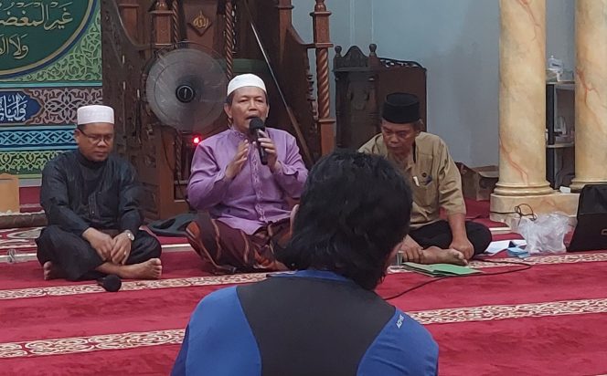 
					Pengurus masjid Ar-rahim Gading Marpoyan memimpin rapat kurban 1447 H.