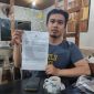 Akbar, m enunjukkan bukti laporan ke Polsek Bintan. (Foto: ist)