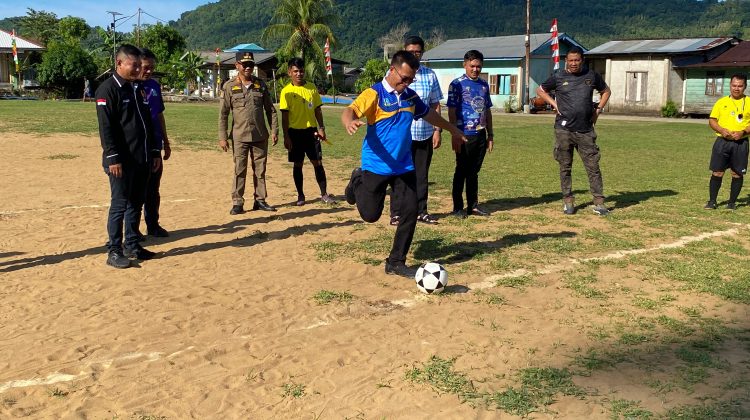 Bupati Kabupaten Kepulauan Anambas, Aneng, buka Open Turnamen Sepakbola Alim Sidi Cup 2026.