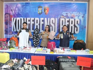 Konferensi Pers Polda Kepri penindakan hukum terhadap kegiatan impor ilegal barang dalam keadaan tidak baru atau bekas yang berasal dari Singapura.  (Foto: Humas Polda Kepri)