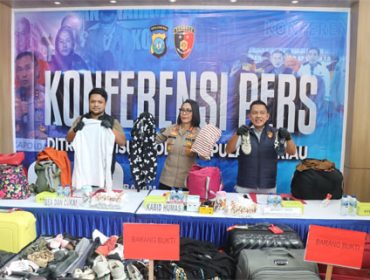 Konferensi Pers Polda Kepri penindakan hukum terhadap kegiatan impor ilegal barang dalam keadaan tidak baru atau bekas yang berasal dari Singapura.  (Foto: Humas Polda Kepri)