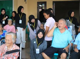 Momen kebersamaan volunteer bersama para lansia dalam kegiatan Lansia Sehat di Pekanbaru. Tidak hanya berbagi kesehatan, tetapi juga menghadirkan senyum, cerita, dan perhatian. (Foto: ist)