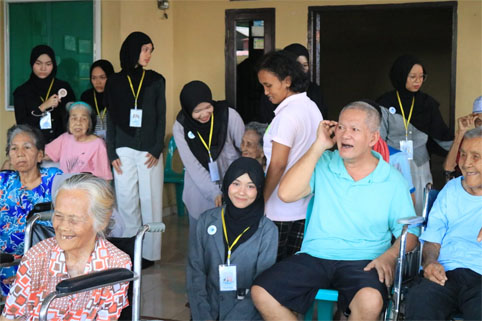 Momen kebersamaan volunteer bersama para lansia dalam kegiatan Lansia Sehat di Pekanbaru. Tidak hanya berbagi kesehatan, tetapi juga menghadirkan senyum, cerita, dan perhatian. (Foto: ist)
