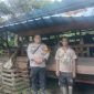 Foto Bhabinkamtibmas Alahair BRIPKA Mukhtar Rosidi, bersama pemilik peternakan, Purwati cek kesehatan Kambing