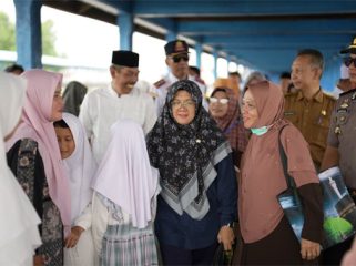 Bupati Siak, Afni Zulkifli, ikut mengantar JCH Siak menuju Batam. (Foto: ist)