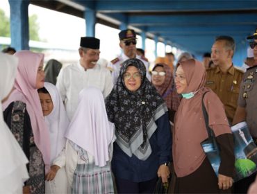 Bupati Siak, Afni Zulkifli, ikut mengantar JCH Siak menuju Batam. (Foto: ist)