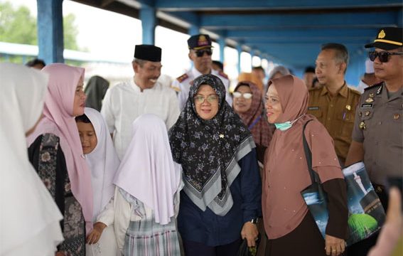 Bupati Siak, Afni Zulkifli, ikut mengantar JCH Siak menuju Batam. (Foto: ist)
