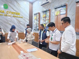 Pengecekan urine terhadap pegawai Kantor Pengadilan Negeri Bengkalis. (Foto: ist)