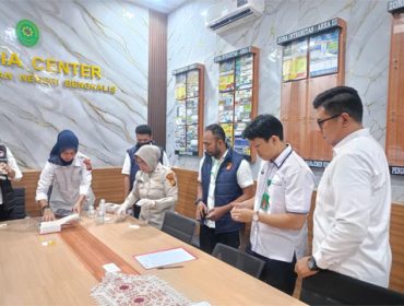 Pengecekan urine terhadap pegawai Kantor Pengadilan Negeri Bengkalis. (Foto: ist)
