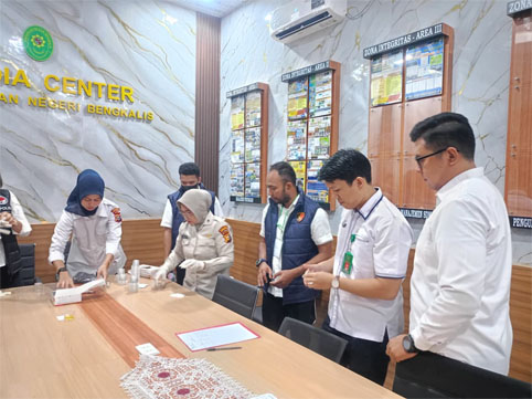 Pengecekan urine terhadap pegawai Kantor Pengadilan Negeri Bengkalis. (Foto: ist)
