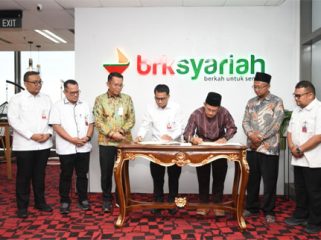 Penandatanganan PKS antara BRK Syariah Cabang Pembantu Arifin Ahmad Pekanbaru dengan Pondok Pesantren Al Munawwarah. (Foto: BRKS)