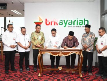 Penandatanganan PKS antara BRK Syariah Cabang Pembantu Arifin Ahmad Pekanbaru dengan Pondok Pesantren Al Munawwarah. (Foto: BRKS)