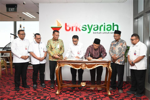 Penandatanganan PKS antara BRK Syariah Cabang Pembantu Arifin Ahmad Pekanbaru dengan Pondok Pesantren Al Munawwarah. (Foto: BRKS)