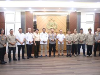 Foto bersama pengurus PWI dan Kapolda Kepri. (Foto: ist)