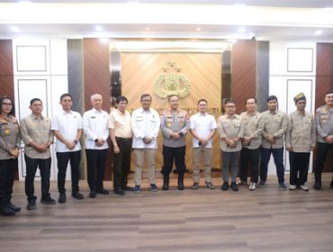 Foto bersama pengurus PWI dan Kapolda Kepri. (Foto: ist)