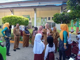 BRK Syariah laksanakan kegiatan literasi keuangan dan pengenalan produk perbankan syariah di SDN 005 Teluk Binjai Kota Dumai. (Foto: BRKS)