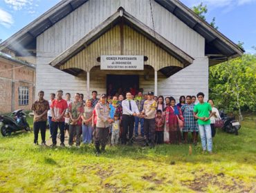 Penyerahan pohon pinang hias dari Polsek Rangsang ke Gereja GPdI Dusun Banau, Desa Beting, Kecamatan Rangsang Pesisir. (Foto: ist)