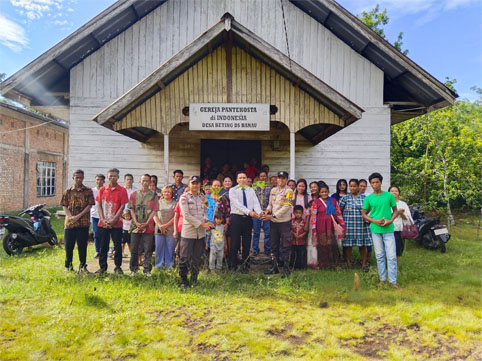 Penyerahan pohon pinang hias dari Polsek Rangsang ke Gereja GPdI Dusun Banau, Desa Beting, Kecamatan Rangsang Pesisir. (Foto: ist)