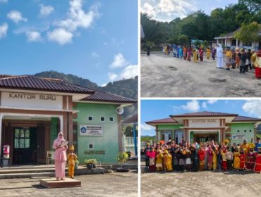 Upacara Peringatan Hardiknas digelar di halaman SDN 004 Genting Pulur. (Foto: Bambang)