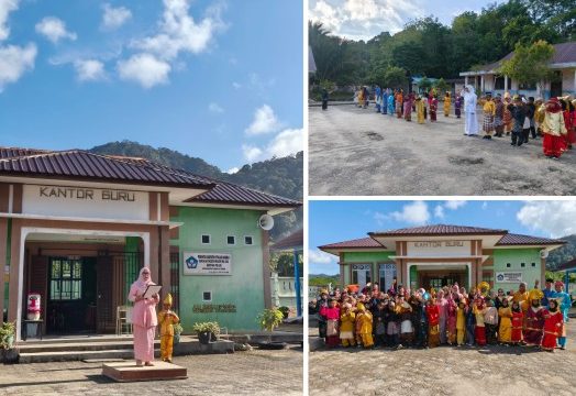 Upacara Peringatan Hardiknas digelar di halaman SDN 004 Genting Pulur. (Foto: Bambang)