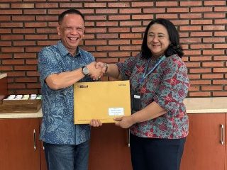 PPM Manajemen menyerahkan hasil seleksi direktur PT BSP kepasa ketua Pansel Heriyanto. (Foto: ist)