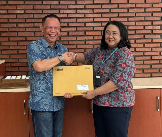 PPM Manajemen menyerahkan hasil seleksi direktur PT BSP kepasa ketua Pansel Heriyanto. (Foto: ist)