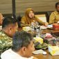Bupati Siak Afni saat memimpin rapat dengan Forkompinda membahas sulitnya warga mendapat BMM. (Foto: ist)