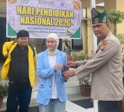 Kapolsek Bina Widya, Kompol Nusirwan saat menyerahkan kado bibit pohon kepada perwakilan mahasiswa. (Foto: ist)