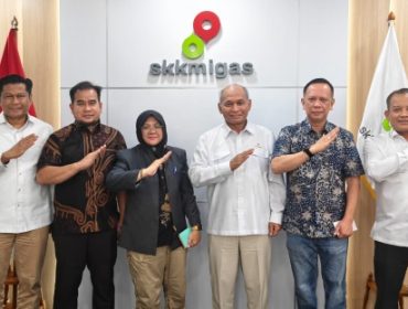 Dua calon direktur PT. BSP foto bersama usai wawancara di SKK Migas. (Foto: ist)