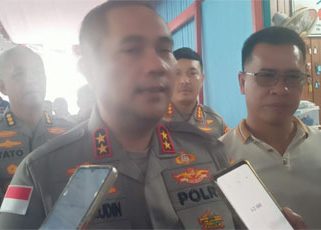 Kapolda Kepri, Irjen Pol. Asep Safrudin, S.I.K., M.H.,  didampingi Bupati Anambas, Aneng, saat diwawancara wartawan. (Foto: Bambang)