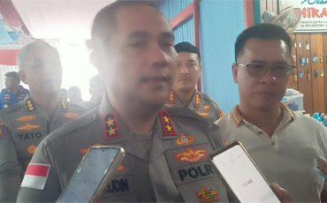Kapolda Kepri, Irjen Pol. Asep Safrudin, S.I.K., M.H.,  didampingi Bupati Anambas, Aneng, saat diwawancara wartawan. (Foto: Bambang)
